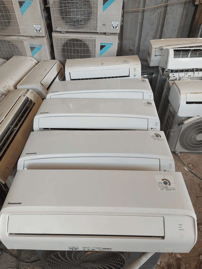 Transaksi jual beli AC bekas dengan pelanggan