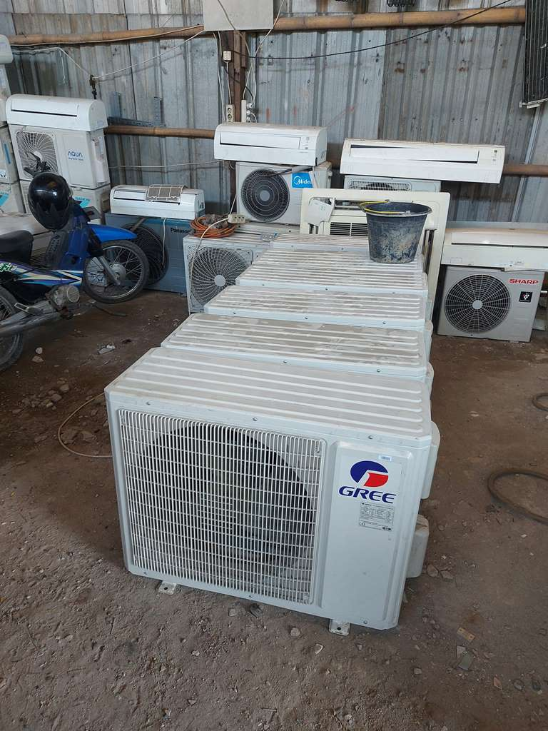 Proses pembongkaran AC di perkantoran