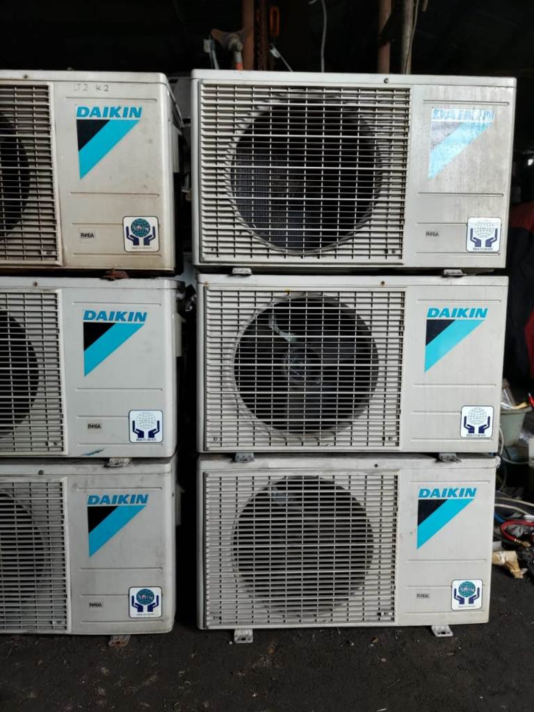 Tim profesional membongkar AC di lokasi